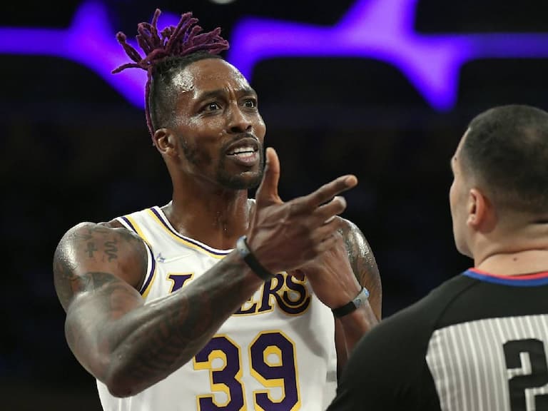 NBA／湖人首戰籃網落敗！Dwight Howard 肘擊對手 6 犯離場，引起 LeBron James、忍者龜大笑！