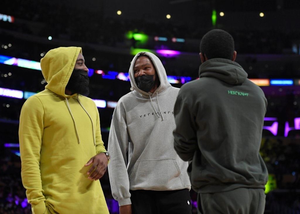 「籃網三巨頭」James Harden、Kevin Durant、Kyrie Irving 三人身穿帽 Tee 觀戰