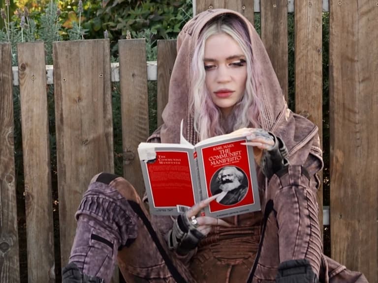 伊隆馬斯克前女友 Grimes 閱讀《共產黨宣言》，引人吃驚：「準備要入黨？」