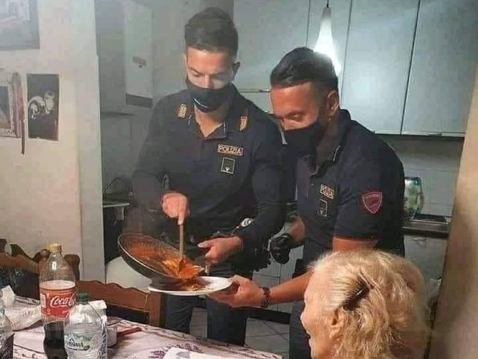 義大利 87 歲奶奶報警「獨居但肚子餓了」， 男警上門親自煮飯暖爆網友！