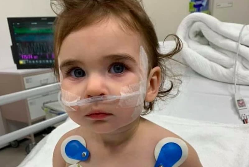 患有支氣管炎的 1 歲女童 Ava