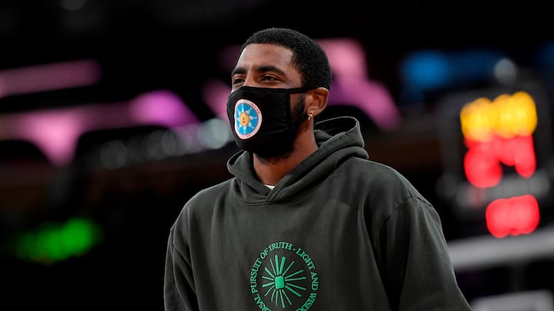 NBA 季前賽開幕戰，Irving 戴口罩坐板凳未上場比賽