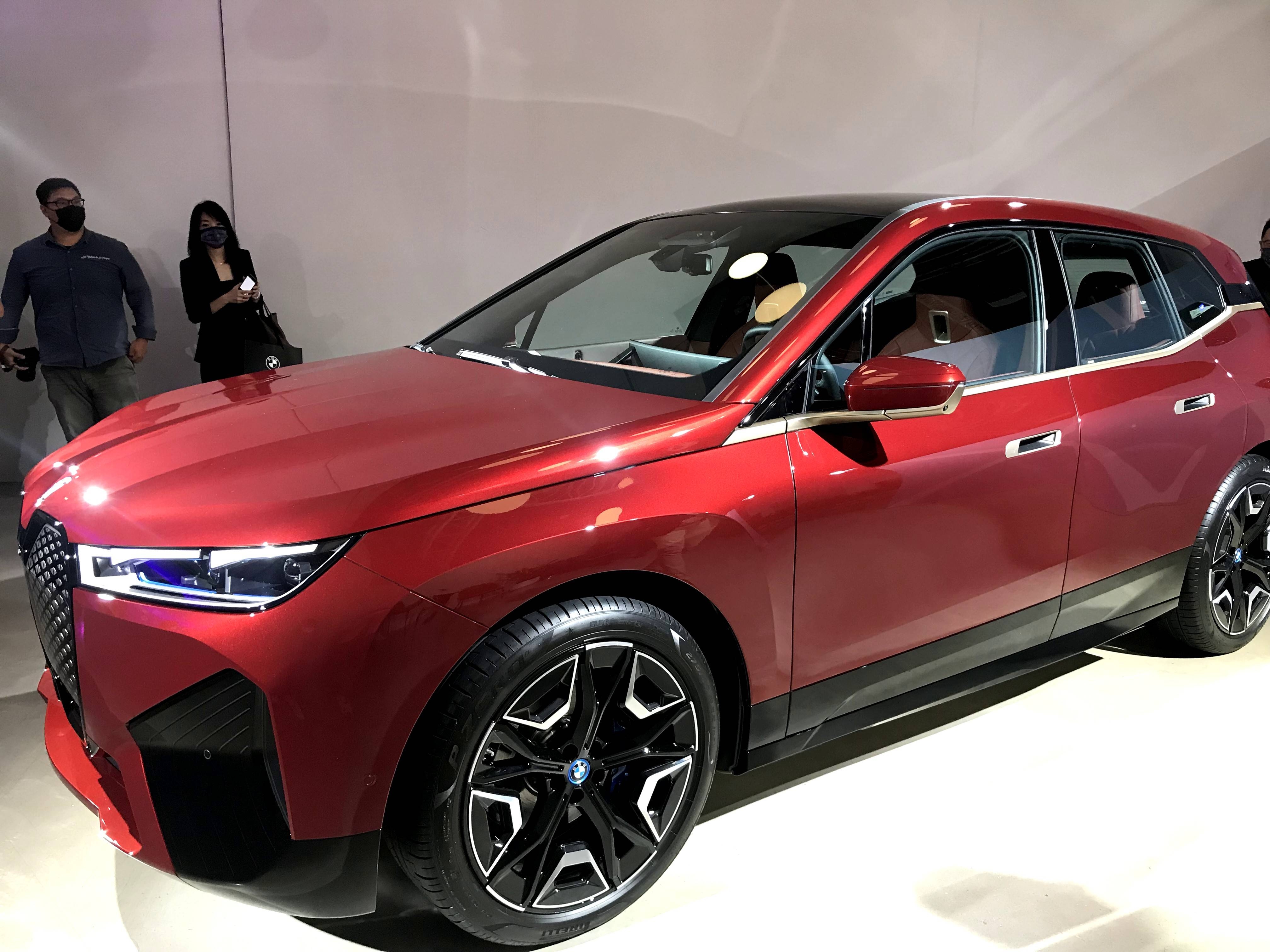 BMW iX 的引擎蓋只能由原廠維修人員開啟，車主無法自行打開