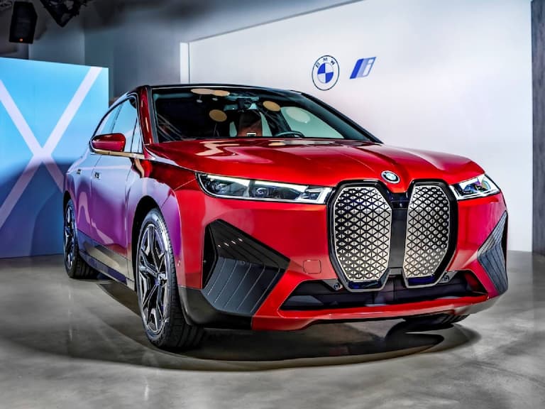 BMW iX 電動休旅車正式登台，馬力最高 523 匹、最大續航力超過 600 公里！