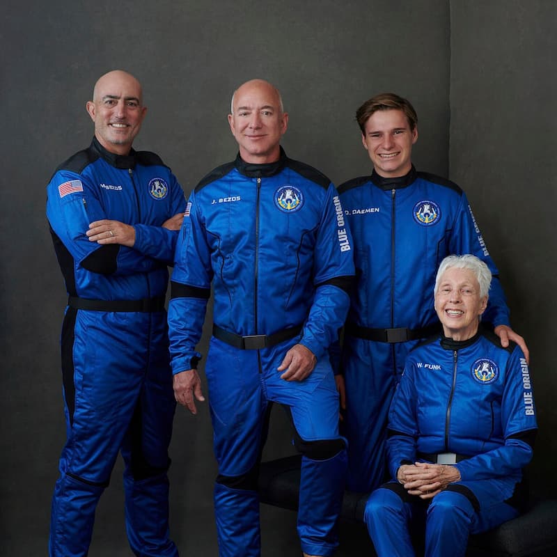 今年 7 月藍色起源將（由左至右）貝佐斯的弟弟 Mark Bezos、貝佐斯、荷蘭億萬富豪 Joes Daemen 的 18 歲兒子、82 歲婦人 Wally Funk 送上太空