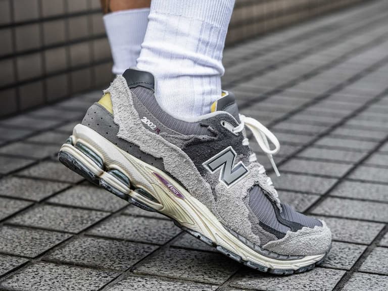 Sacai 聯名、New Balance 等 5 雙 2021 年「質感灰」球鞋推薦,沒想過「灰鞋」能夠這麼耐看!