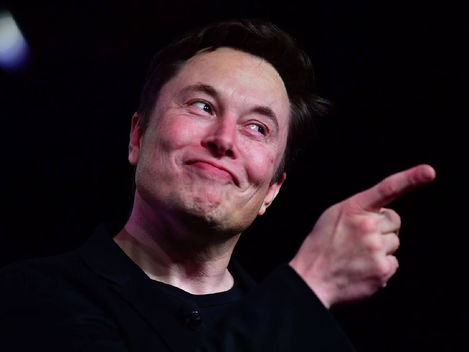 馬斯克 6.7 兆財產連比爾蓋茲＋巴菲特都比不上，Elon Musk 點名股神：「該買特斯拉股票」