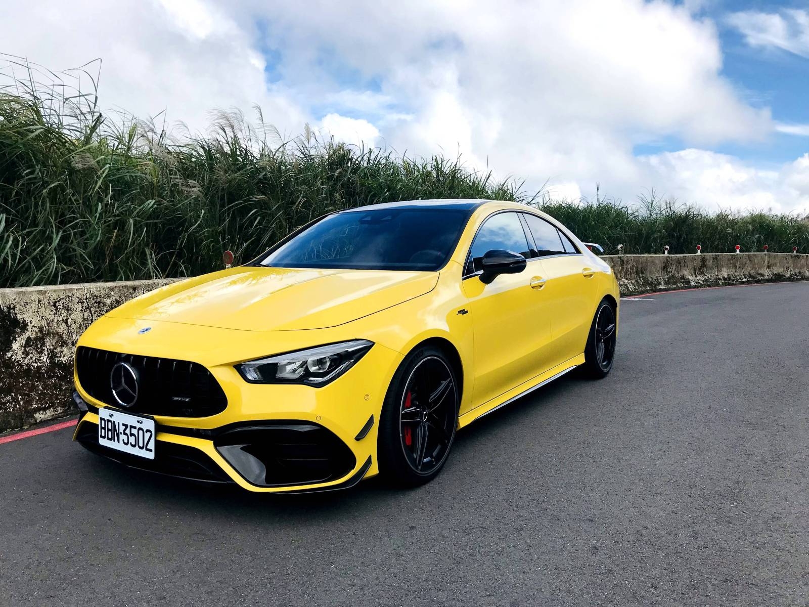 賓士 AMG CLA 45 S 4MATIC  Coupé 黯夜版，在車身外觀綜合黃、黑色彩，引起不少人注目