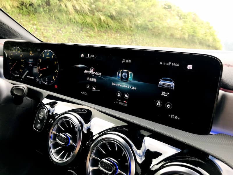 雙 10.25 吋的 MBUX 多媒體螢幕，車內也只要呼叫：「你好，賓士」就有語音助理能完成指令