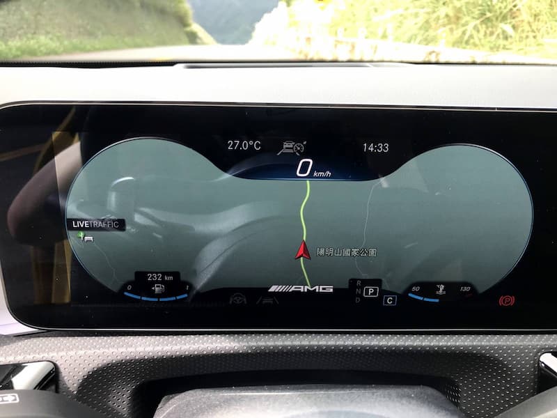 前方儀表板可以直接顯示導航地圖，讓駕駛人直視前方