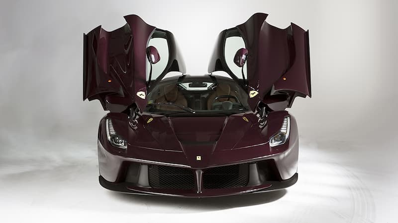 限量款跑車 LaFerrari，車身、內部還特別訂製，使用迷幻紫、丁香色