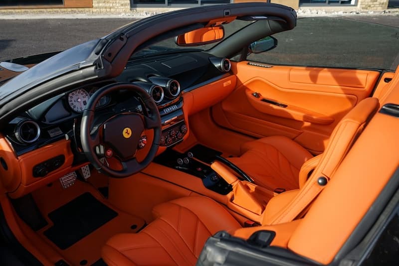 2011 年的法拉利 599 SA Apertas 擁有訂製的橘色內裝，目前價格競標到 3070 萬台幣
