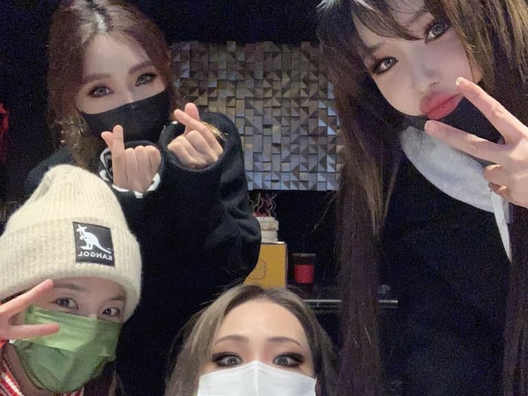 2NE1 罕見合體,美貌變化引熱議!成員顏值大解析:換妝容堪比變臉!