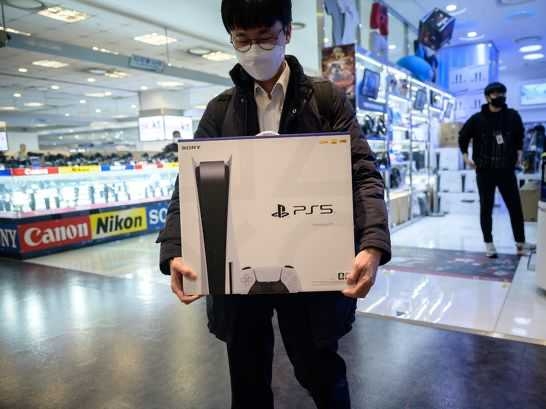 SONY PS5 遊戲主機買不到的真正原因！網友揭曉美知名商城「囤貨近千台」驚人直擊畫面！