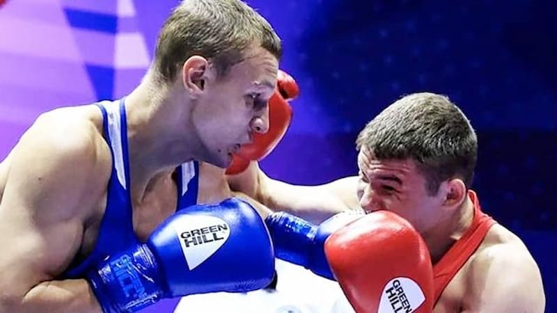 Ilya Medvedev 在拳擊賽場的畫面（右）