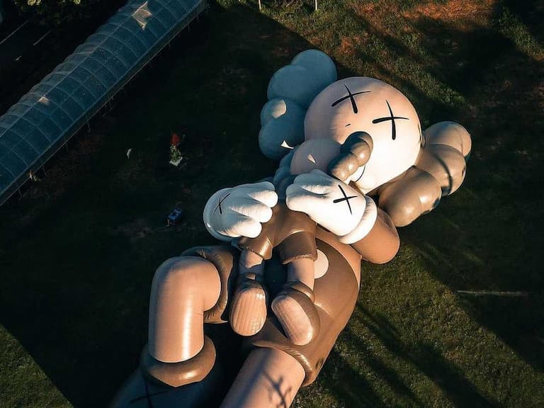 《KAWS:Holidays》即將登陸新加坡!全新公仔、黑魂露營桌椅組等週邊這天開賣!