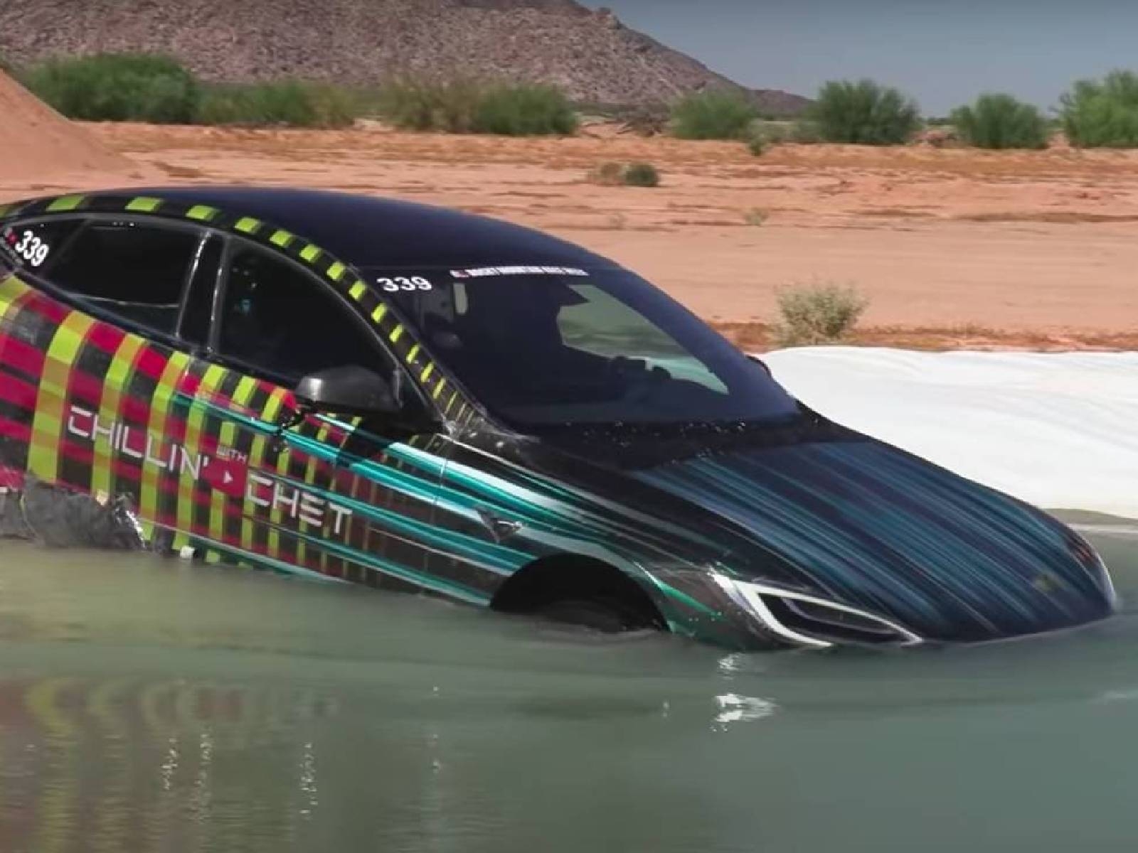 特斯拉 Model S Plaid  變潛水艇！整台車幾乎在水裡，涉水後居然還能開！