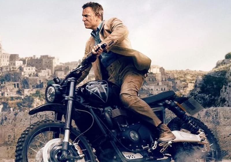 《007：生死交戰》電影中，丹尼爾克雷格騎著英國品牌凱旋的 Scrambler 1200
