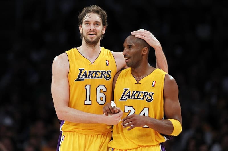 Kobe Bryant 在去年因意外逝世（右）與身為他好友、戰友的 Pau Gasol（左）兩人一同在 2009、2010 連續拿下 NBA 總冠軍