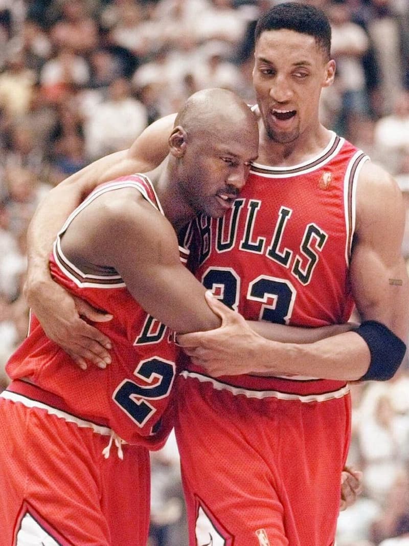 喬丹（Michael Jordan）與左右手的皮朋（Scottie Pippen）