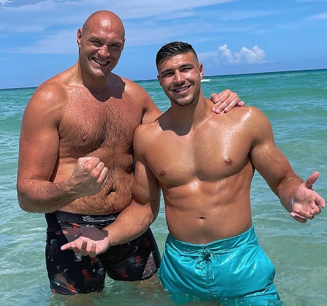 哥哥「重量級拳王」Tyson Fury（左）、 Tommy Fury（右）