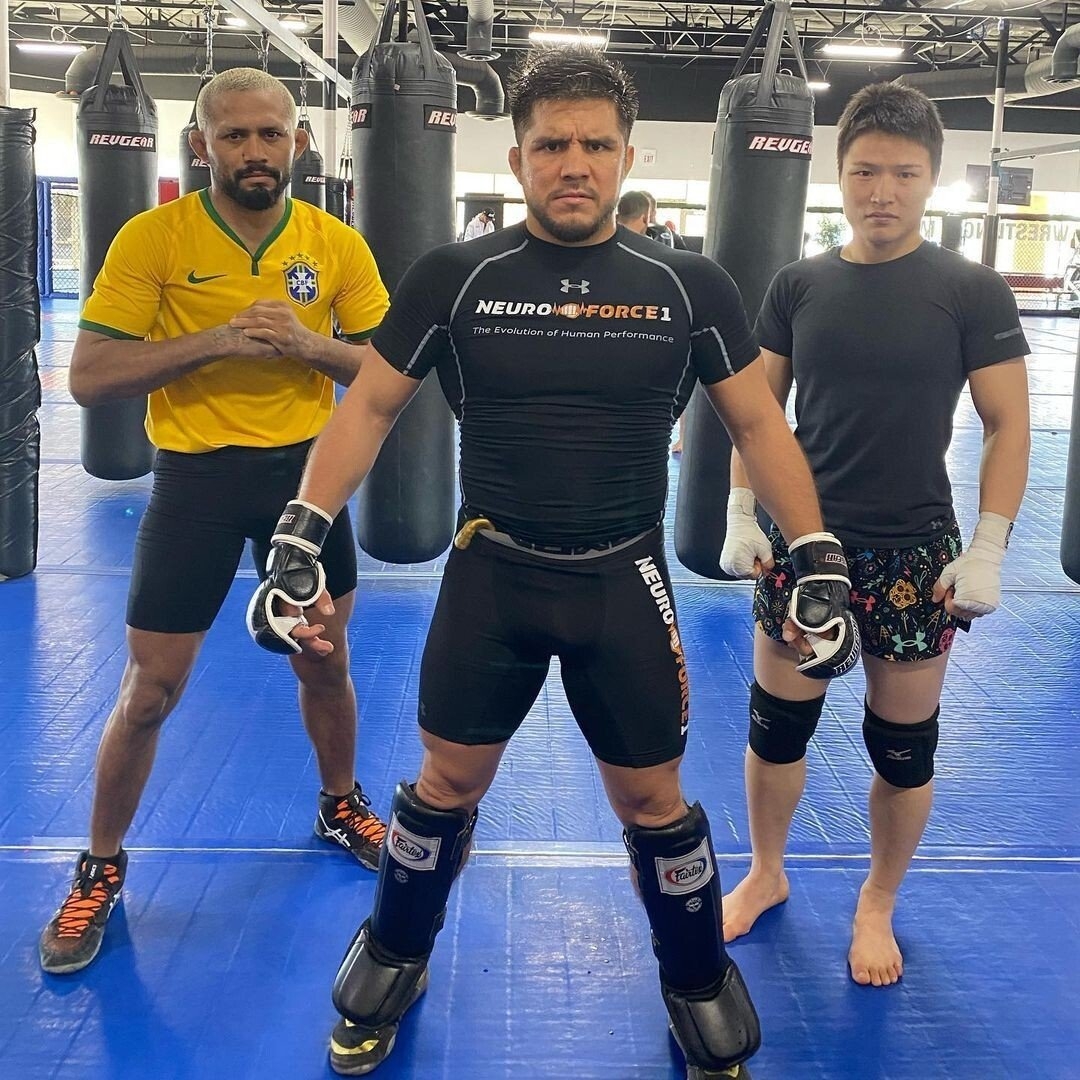 Henry Cejudo（中）