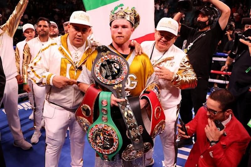 墨西哥拳擊巨星 Canelo Alvarez 統一世界超中量級，成為無爭議冠軍，用不到 12 個月的時間~