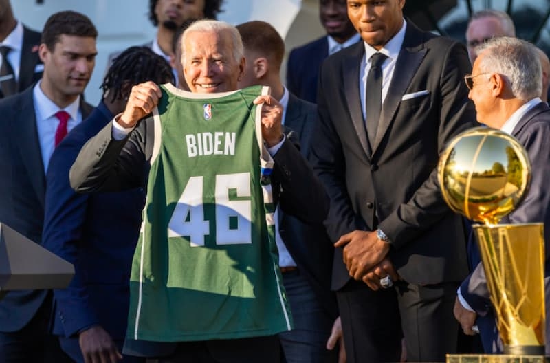 公鹿給美國總統拜登一件「46」號球衣