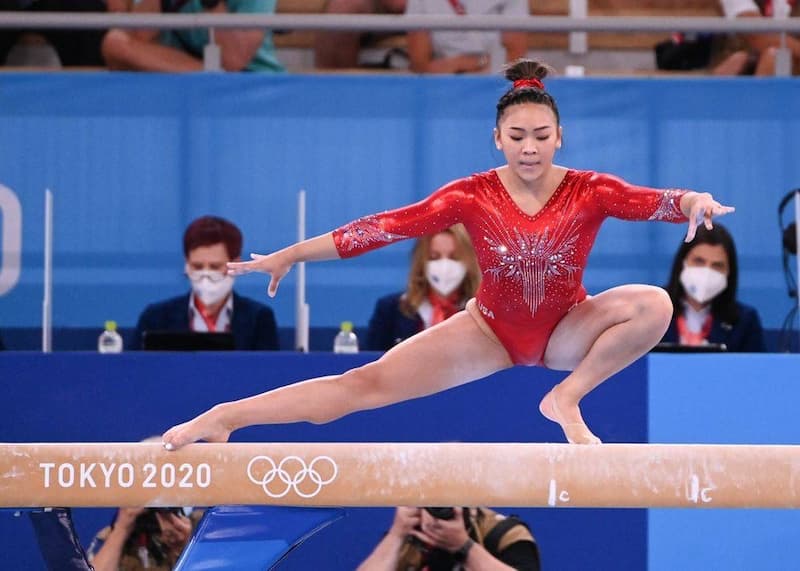 Sunisa Lee 在今年東京奧運表現亮眼，成為美國史上第一位奪牌的苗族選手