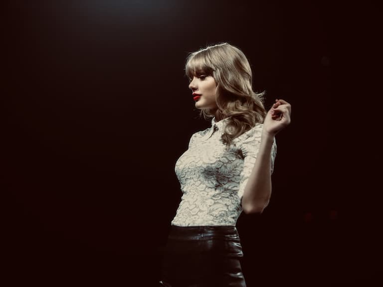 泰勒絲第二張重錄專輯破Spotify歷史紀錄！自編自導微電影邀請《移動迷宮》狄倫歐布萊恩和《怪奇物語》莎蒂辛克領銜演出