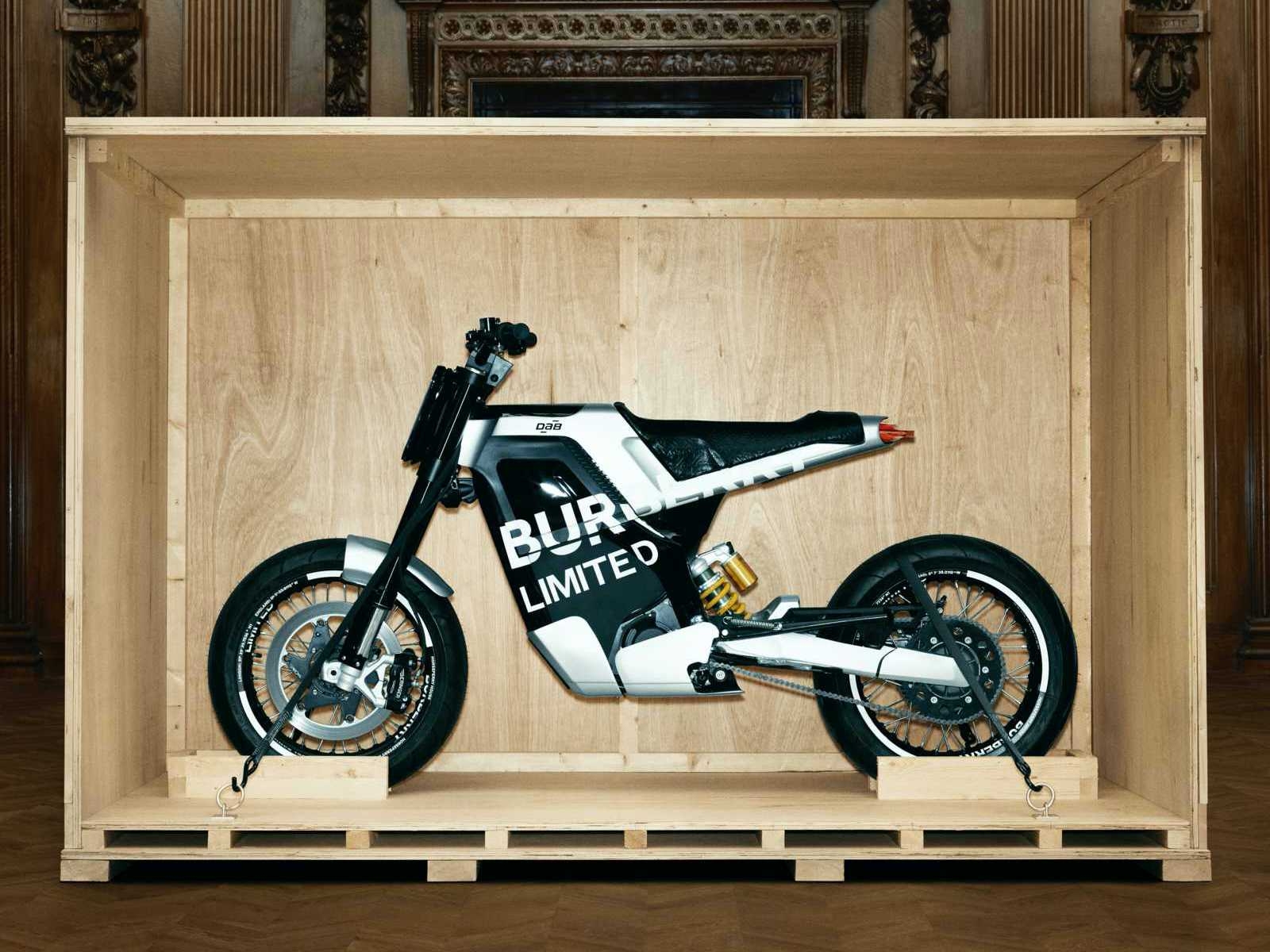 Burberry 攜手 DAB Motors 釋出「台幣近百萬」電動摩托車，高清細節揭曉頂尖「時尚座駕」！