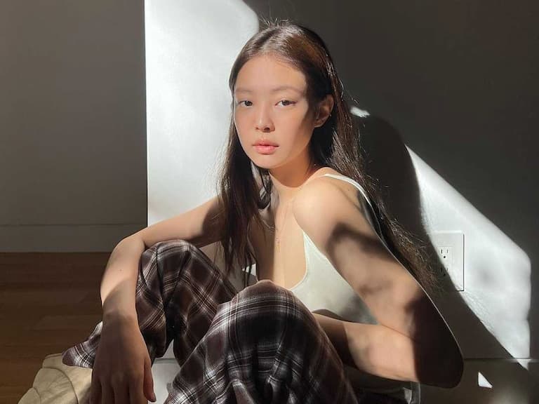 BLACKPINK Jennie 上腳小賈同款 Yeezy NSLTD Boot 獵奇靴款，你覺得誰的造型更出色？