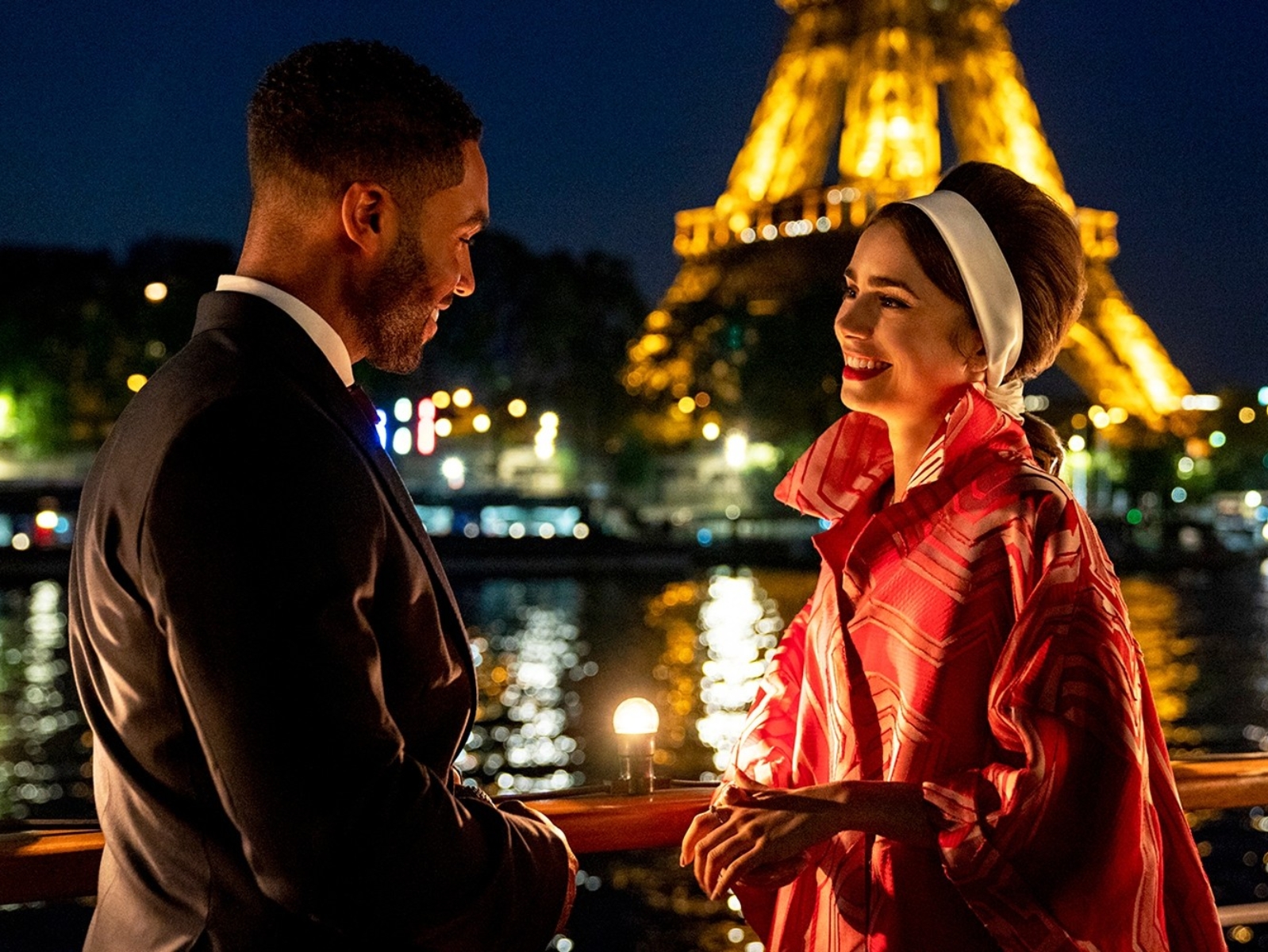 《艾蜜莉在巴黎 》第二季預告上演火辣床戲！艾蜜莉陷入三角戀情又與帥同學搞曖昧，究竟情歸何處？