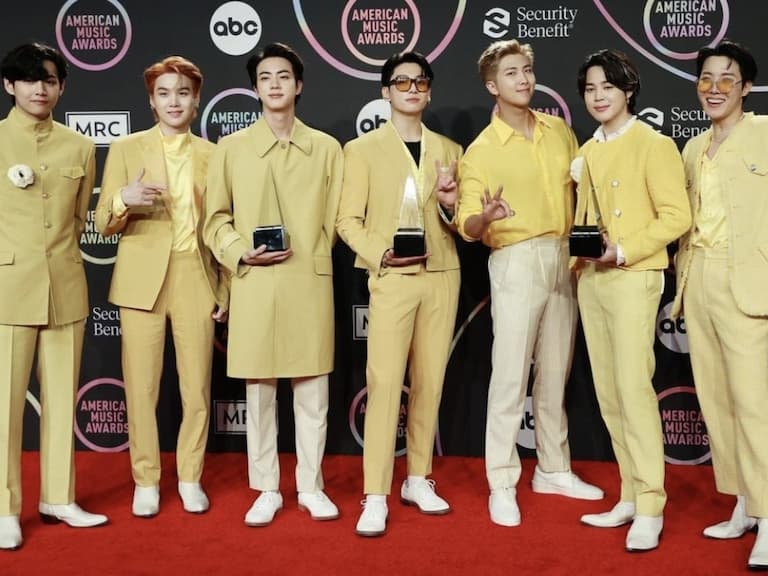 擊敗泰勒絲、亞莉安娜！BTS 防彈少年團奪全美音樂獎「年度藝人」，3 提名全中獎太風光！