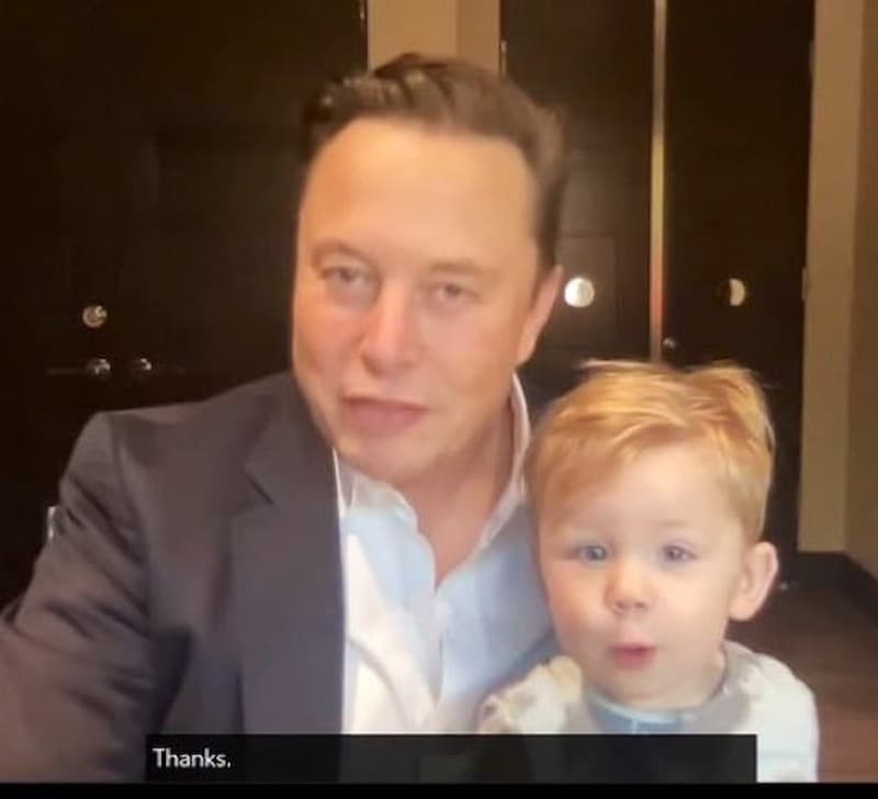 馬斯克（Elon Musk）與 18 個月大的兒子 X Æ A-Xii