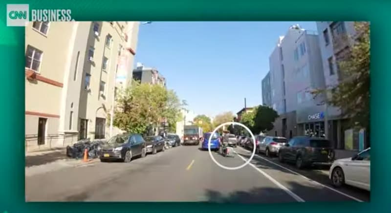 CNN 在實測自動駕駛時遇到單車，往左閃差點撞上反方向的車輛