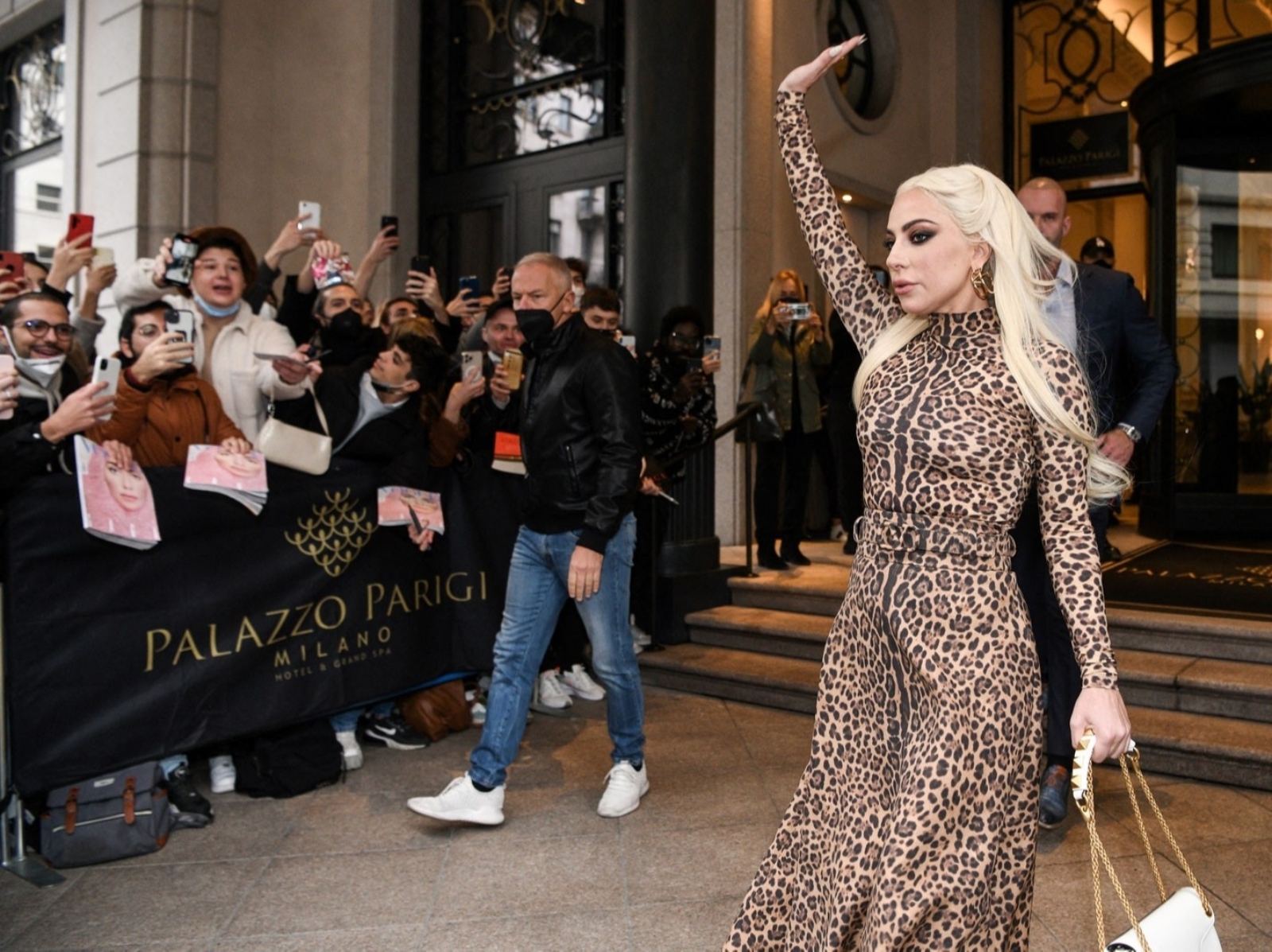 Lady Gaga《Gucci：豪門謀殺案》全球宣傳開跑！巨星氣焰擋不住，女神卡卡造型全記錄！