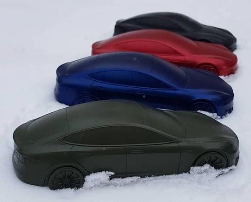 德國超級工廠的高級人員 Lydia van de Laar 分享了一張有四種不同 Model S 顏色的車款