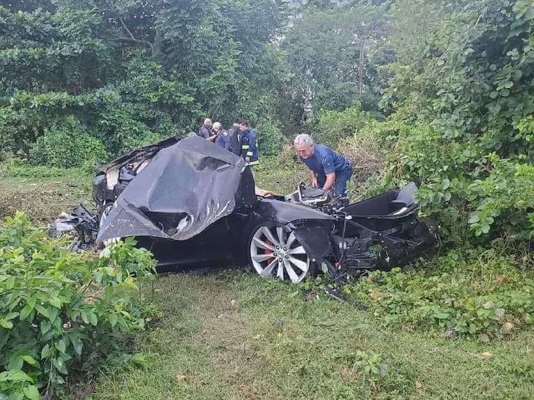 特斯拉 Model S 電動車掉到懸崖下、車主僅輕傷,友人感謝馬斯克開發安全系統!