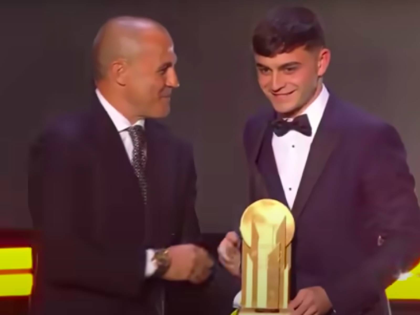 梅西像爸爸一樣，為「19 歲巴薩天才小將」Pedri 榮獲最年輕球員獎開心～