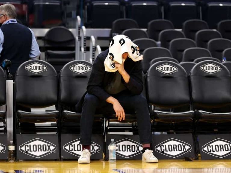 NBA / 勇士奪勝但因傷缺戰的 Klay Thompson 在賽後獨自在場邊神情落寞
