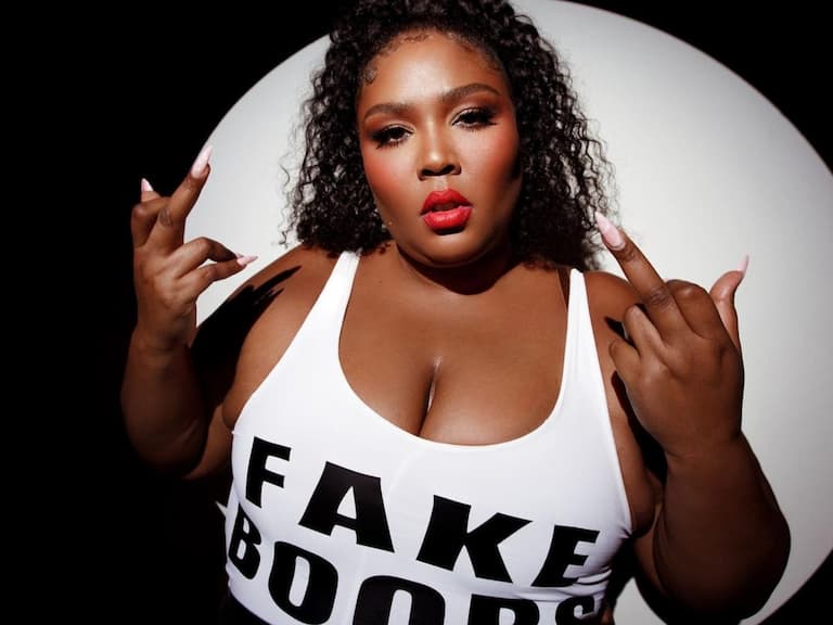 自信狂秀豐腴美！Lizzo 畫畫到一半突然「脫褲」作畫引兩極評價，你怎麼看？
