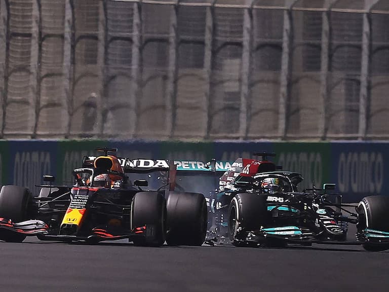 F1 賓士車王 Lewis Hamilton 比賽發生車禍「車子受損」，賓士老闆 Toto Wolff 爆氣怒砸耳機洩憤！
