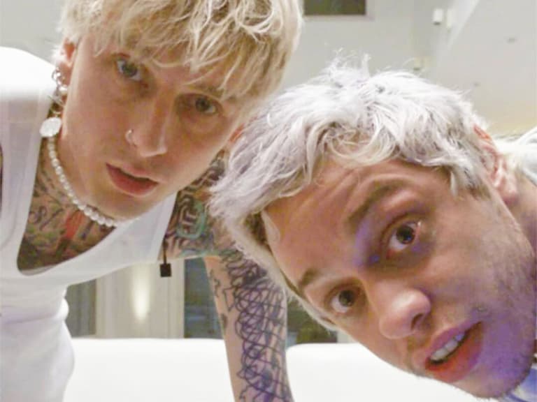 MGK 與皮特戴維森開直播,大玩辛辣擺拍引網熱議:「是想跟梅根、卡戴珊較勁?」