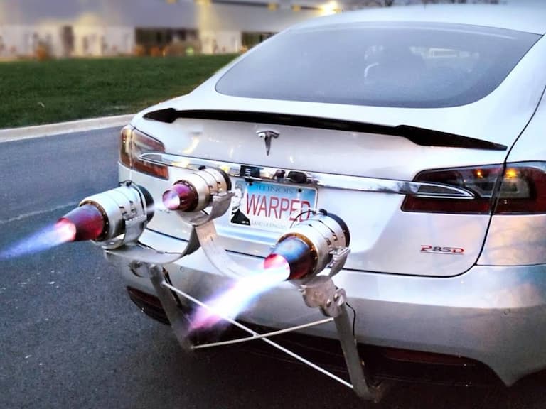 特斯拉 Model S 加裝 3 個噴射引擎在高速公路發出火光,0 到 100 公里加速縮短 1 秒!