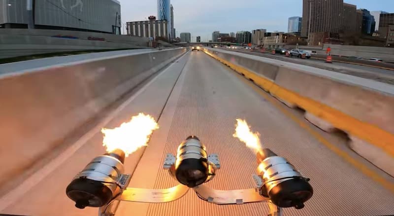 加裝噴射引擎的特斯拉，在高速公路上發出火光