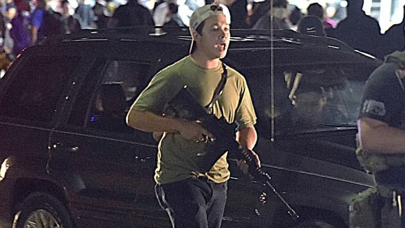 Kyle Rittenhouse 帶槍「自衛」上街畫面，造成 2 死 1 傷