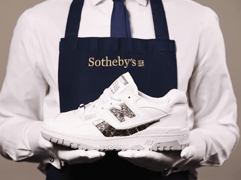 Netflix 《千萬別抬頭》與蘇富比推出「全球僅一雙」的 New Balance 550，鞋身還藏有隕石碎片！
