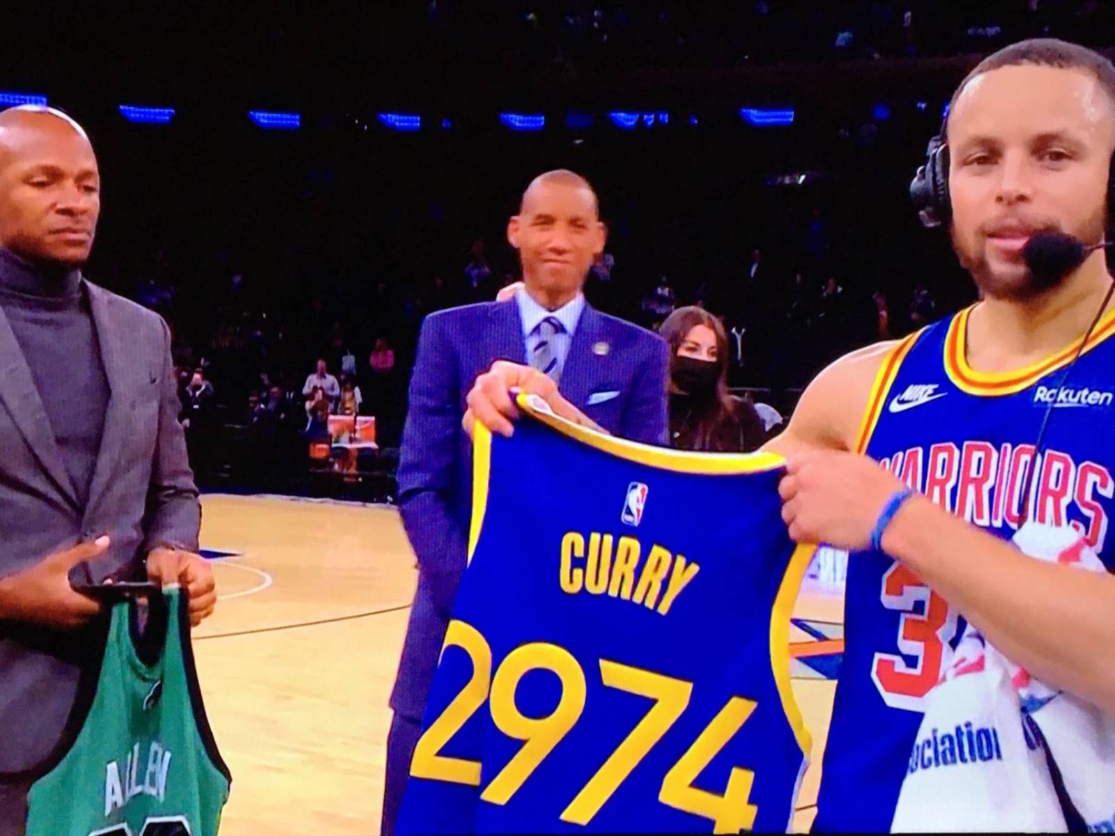 NBA／勇士 Stephen Curry 打破紀錄登基「歷史三分王」，賽後與 Ray Allen、Reggie Miller 呈現歷史大合照～