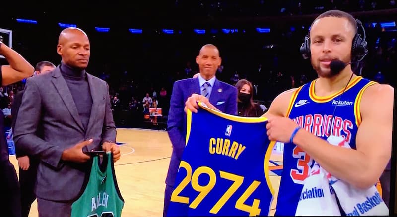 Stephen Curry 賽後拿到背號「2974 球衣」